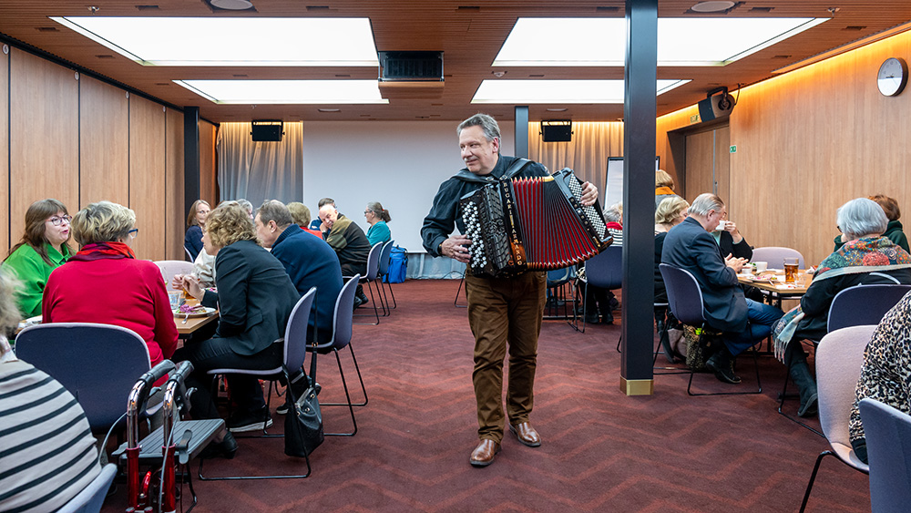 Iltapala laivan konferenssitiloissa Ari Haataisen säestyksellä