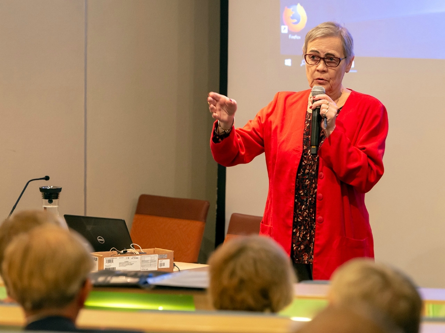 Puheenjohtaja Pirkko Sinkkonen avasi liittokokouksen.