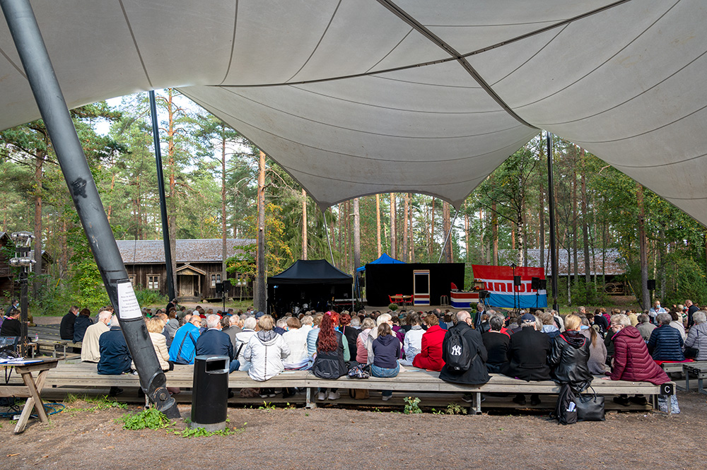 Katsomo täyttyi viimeistä paikkaa myöten.